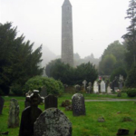 Photo de Glendalough, dans le cimetière sous la brume