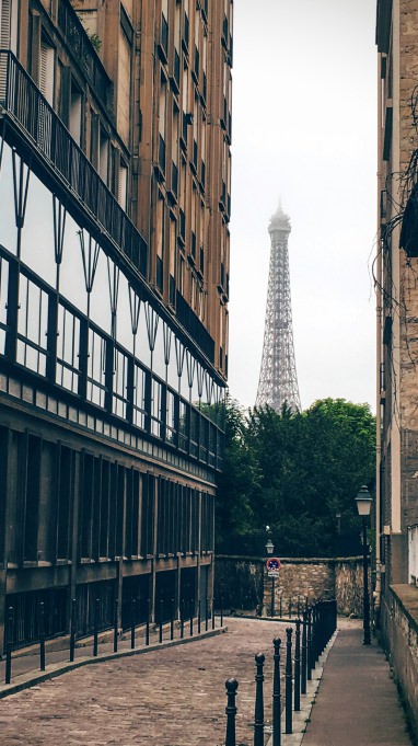 La tour Eiffel sous la brume. sur le parcours de la grande randonnée de Paris