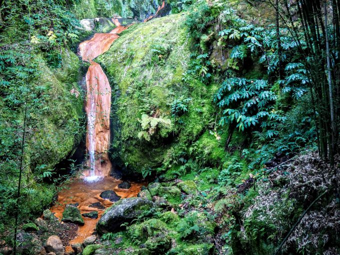 Cascade d'eau chaude sur le site naturel de Caldeira Velha, sur l'île Sao Miguel