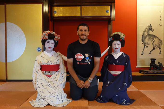 Portrait avec des Maiko (apprenties Geisha) pendant le tour du Japon