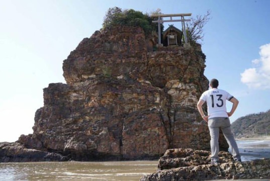 Rencontrez Aala, un Français qui fait le tour du Japon à pied ! photo du rocher au Japon avec aala