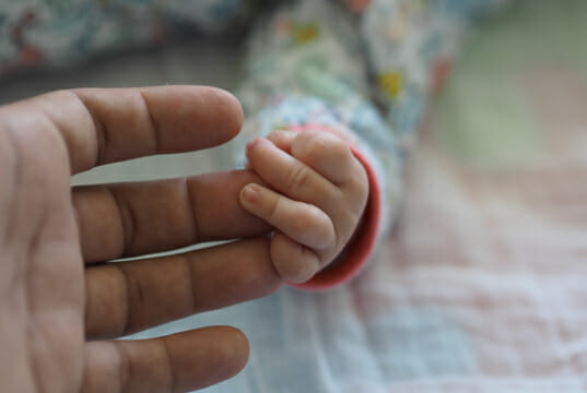 Quand une nouvelle vie commence… main de bébé